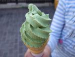 武蔵丘陵森林公園　西口入口付近の売店のソフトクリーム（抹茶）