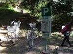 武蔵丘陵森林公園サイクリングコースの駐輪場は所々にあります。