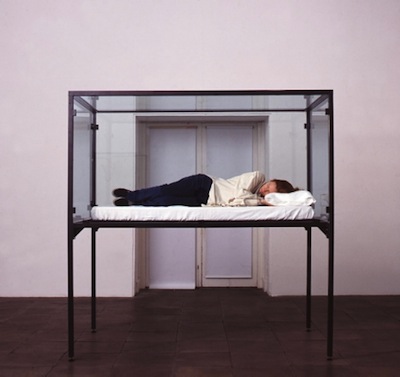 MOMA : Tilda Swintonが眠り続けるインスタレーション |