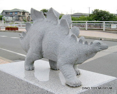 二川駅前の恐竜