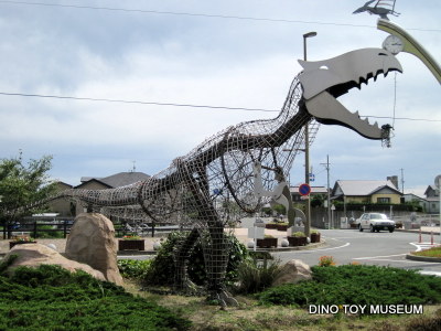 二川駅前の恐竜モニュメント