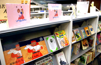 図書展示 「世界の児童文学 -国際アンデルセン賞-」、展示の様子