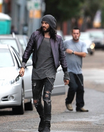 russell-brand-throws-iphone-031212-05.jpg