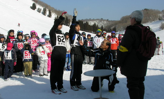市民スキー大会で、安曇川中学校の選手が選手宣誓