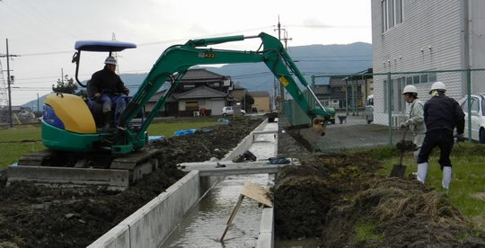 水路の工事が終わり、埋め戻しが始まりました。