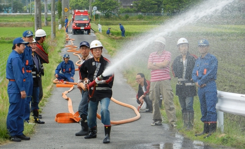 初めて実際に放水して消火活動を体験