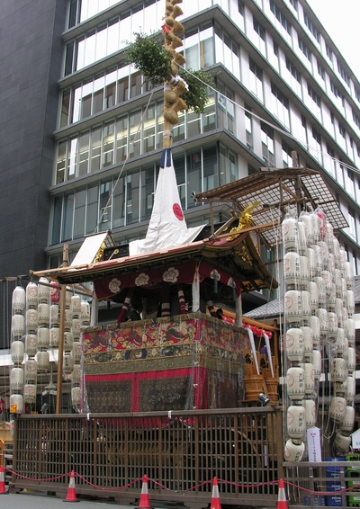 祇園祭の長刀鉾を道路の反対側から撮りました