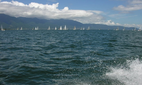 琵琶湖の南の方で出会ったヨットの群れ