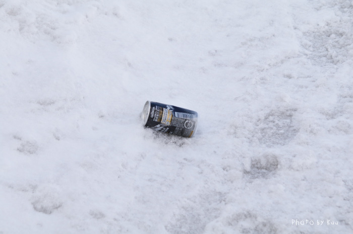 雪路に捨てられた缶