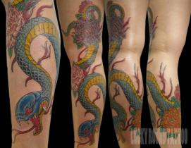 大阪 LUCKY ROUND TATTOOのヘビと牡丹と菊のタトゥー画像