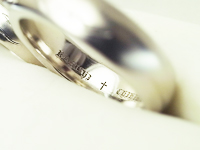 結婚指輪　内側　クロス