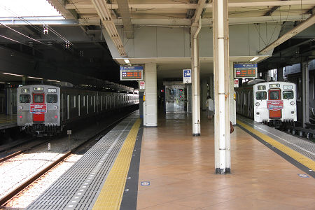 相模鉄道7000系 プラレール発売記念号 二俣川駅での並び