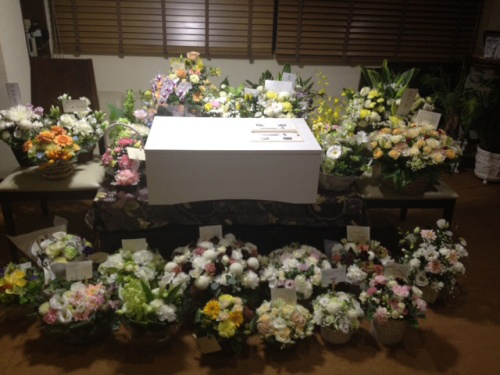 お花に囲まれた棺