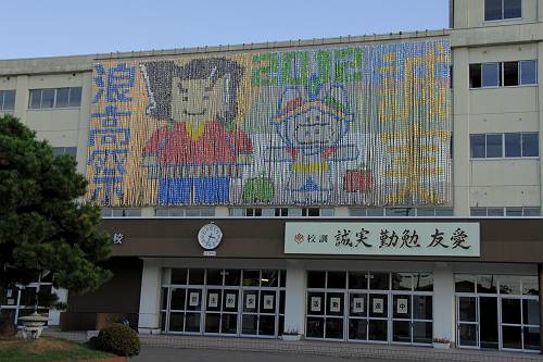 wall art of empty cans, namioka high school, aomori city, 240927 2-8-p-s