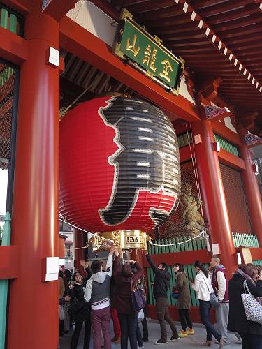 kaminarimon gate at asakusa on new year 2014, 250101 1-5_s